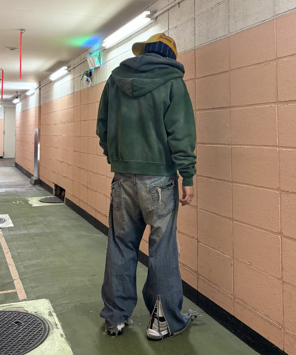 岡安 優馬さんの「BEAMS WOMEN｜フェード リベット フルジップアップ フーディ 【ワイドショートフィット】」を使ったコーディネート