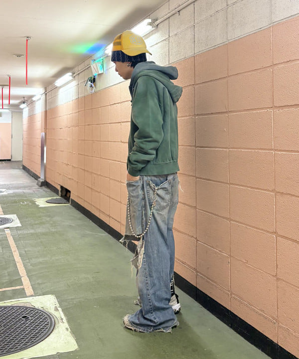 岡安 優馬さんの「BEAMS WOMEN｜フェード リベット フルジップアップ フーディ 【ワイドショートフィット】」を使ったコーディネート