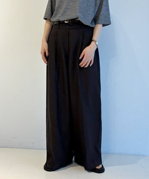 SAKAIさんの「BEAMS WOMEN｜【別注】スタイリスト佐藤佳菜子 &times; SLOANE / ウール混 クルーネック  Tシャツ」を使ったコーディネート