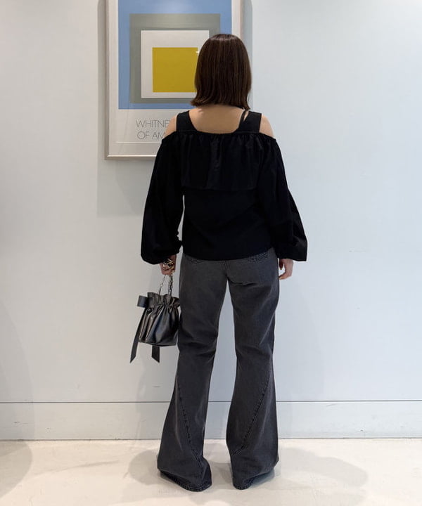 松本 佳菜子さんの「BEAMS WOMEN｜デニム フレア パンツ」を使ったコーディネート