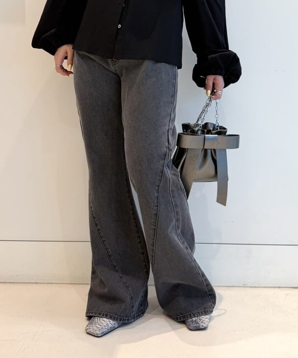 松本 佳菜子さんの「BEAMS WOMEN｜デニム フレア パンツ」を使ったコーディネート