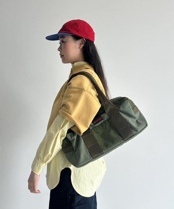 清水 彩乃さんの「BEAMS WOMEN｜ドビー ストライプ ビッグ BDシャツ ＜定番 / オンオフ兼用＞」を使ったコーディネート