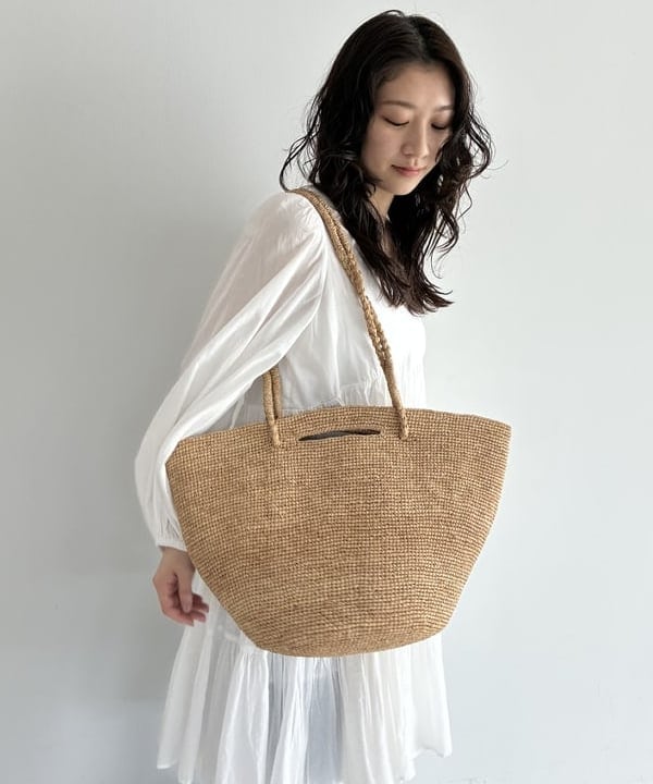 坂本 涼花さんの「BEAMS WOMEN｜MIORA / ラフィア トートバッグ」を使ったコーディネート