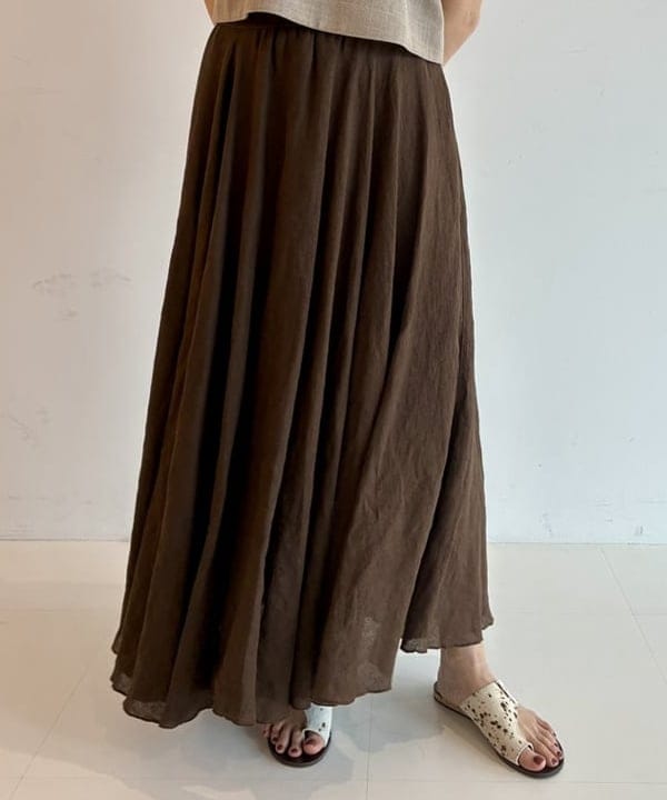 松元 晴佳さんの「BEAMS WOMEN｜ISOLATION / カーブ パーム バングル イエローゴールド」を使ったコーディネート