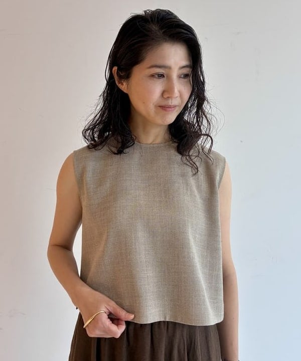 松元 晴佳さんの「BEAMS WOMEN｜ISOLATION / カーブ パーム バングル イエローゴールド」を使ったコーディネート