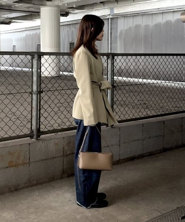 岡 妃呂美さんの「BEAMS WOMEN｜ドライカルゼ ベルテッド ジャケット」を使ったコーディネート