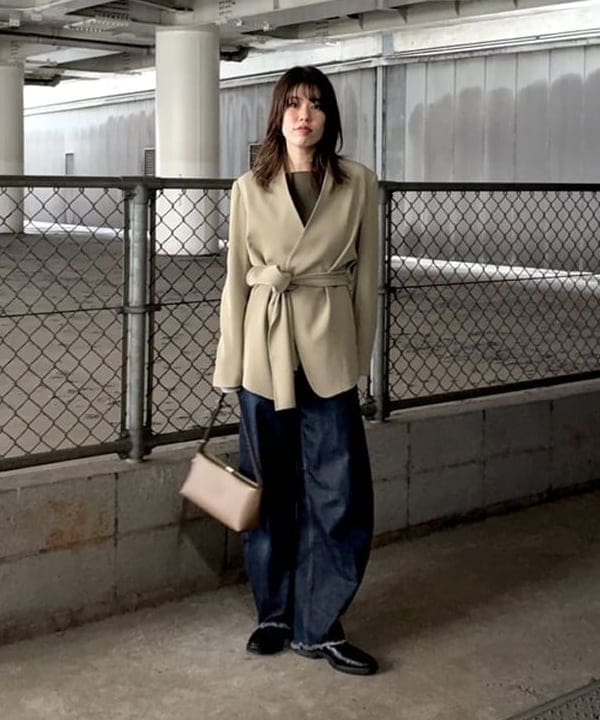 岡 妃呂美さんの「BEAMS WOMEN｜ドライカルゼ ベルテッド ジャケット」を使ったコーディネート