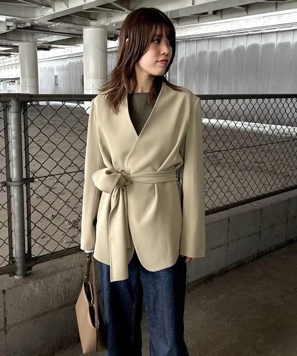 岡 妃呂美さんの「BEAMS WOMEN｜ドライカルゼ ベルテッド ジャケット」を使ったコーディネート
