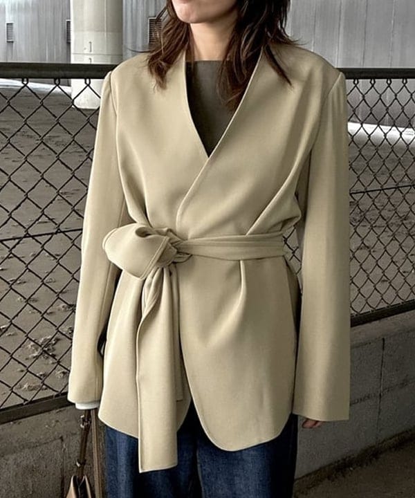 岡 妃呂美さんの「BEAMS WOMEN｜ドライカルゼ ベルテッド ジャケット」を使ったコーディネート