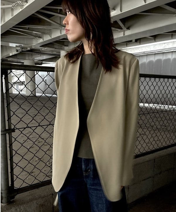 岡 妃呂美さんの「BEAMS WOMEN｜ドライカルゼ ベルテッド ジャケット」を使ったコーディネート