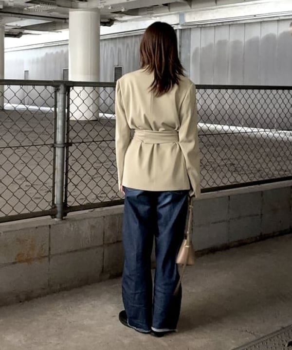岡 妃呂美さんの「BEAMS WOMEN｜ドライカルゼ ベルテッド ジャケット」を使ったコーディネート