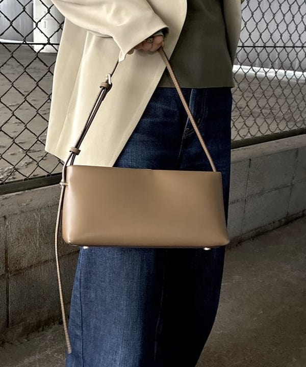 岡 妃呂美さんの「BEAMS WOMEN｜ドライカルゼ ベルテッド ジャケット」を使ったコーディネート