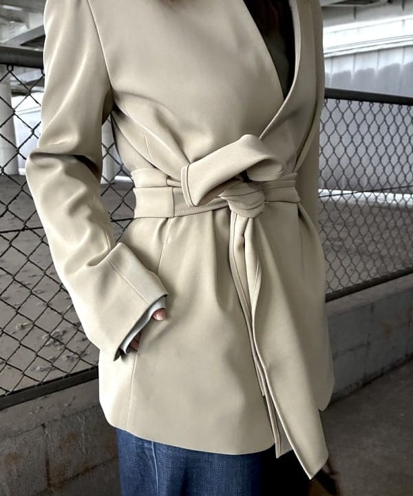 岡 妃呂美さんの「BEAMS WOMEN｜ドライカルゼ ベルテッド ジャケット」を使ったコーディネート