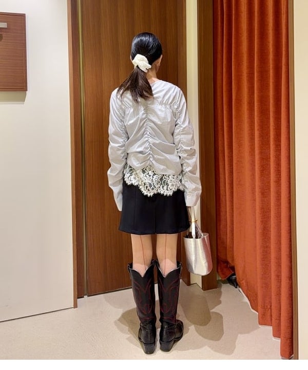 むりょさんの「BEAMS WOMEN｜GIANNI CHIARINI / メタリック LILY ハンドバッグ」を使ったコーディネート