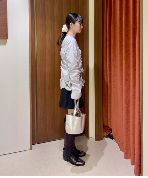 むりょさんの「BEAMS WOMEN｜GIANNI CHIARINI / メタリック LILY ハンドバッグ」を使ったコーディネート