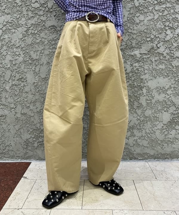 ササキさんの「BEAMS WOMEN｜2タック カーブ バレル チノパンツ」を使ったコーディネート