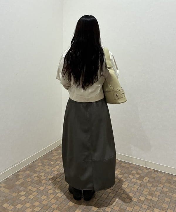 須賀さんの「BEAMS WOMEN｜ベルテッド コクーン スカート」を使ったコーディネート