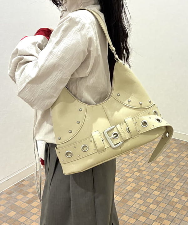 須賀さんの「BEAMS WOMEN｜ベルテッド コクーン スカート」を使ったコーディネート