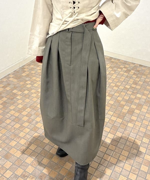 須賀さんの「BEAMS WOMEN｜ベルテッド コクーン スカート」を使ったコーディネート