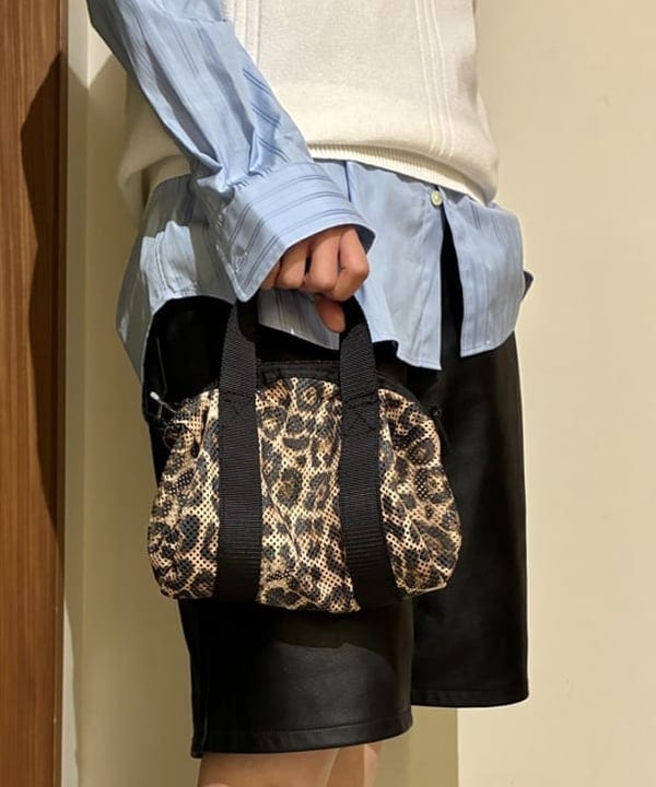 みやさかさんの「BEAMS WOMEN｜【別注】LACOSTE / ストライプ シャツ」を使ったコーディネート