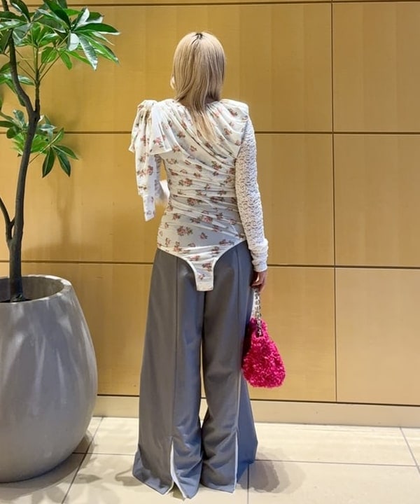 ヒカリさんの「BEAMS WOMEN｜バックスリット ワイド パンツ」を使ったコーディネート