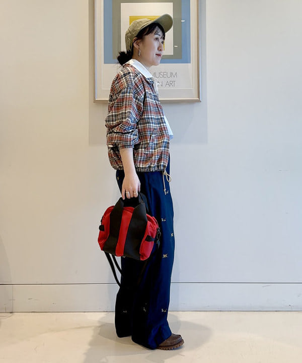 イシイ サオリさんの「BEAMS WOMEN｜ボーイ ドッグ エンブロイダリー チノ」を使ったコーディネート