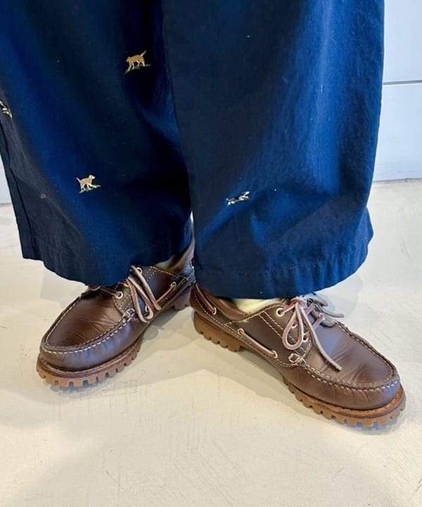 イシイ サオリさんの「BEAMS WOMEN｜ボーイ ドッグ エンブロイダリー チノ」を使ったコーディネート