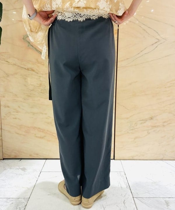 岩沢 珠代さんの「BEAMS WOMEN｜BAUM UND PFERDGARTEN / MANNICA フラワー シャツ」を使ったコーディネート