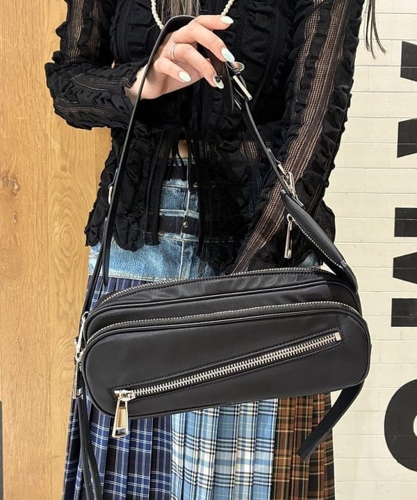 江口 息吹さんの「BEAMS WOMEN｜ワイド ショルダー バッグ」を使ったコーディネート