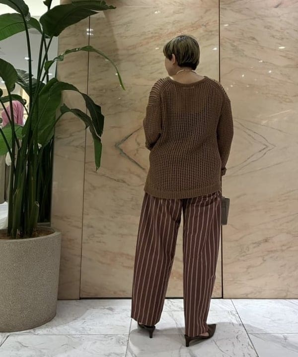 塚越 有紀さんの「BEAMS WOMEN｜3ゲージ コットン メッシュ プルオーバー」を使ったコーディネート