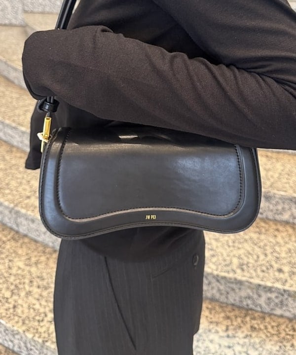 amiriさんの「BEAMS WOMEN｜ワイドストレート 2プリーツ  スラックス」を使ったコーディネート