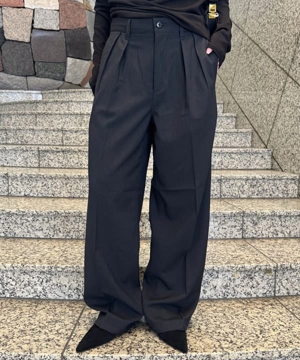 amiriさんの「BEAMS WOMEN｜ワイドストレート 2プリーツ  スラックス」を使ったコーディネート