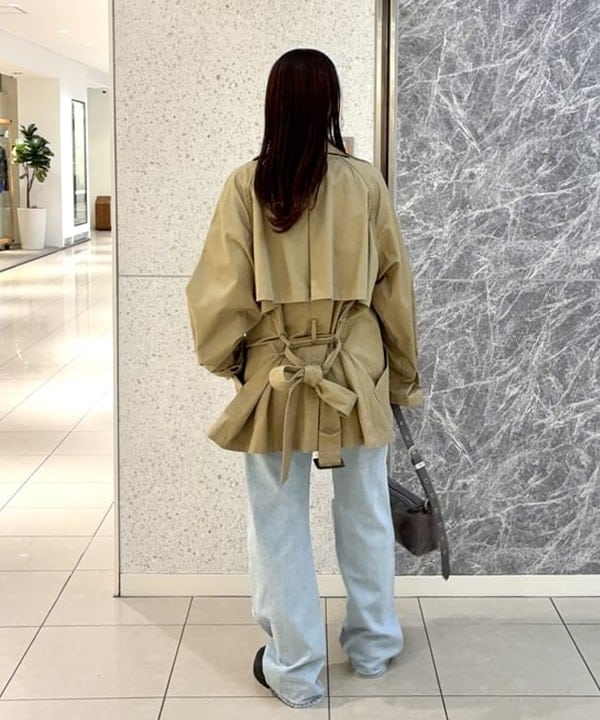カタヤマ アヤさんの「BEAMS WOMEN｜オーバーサイズ ハーフ トレンチ コート」を使ったコーディネート