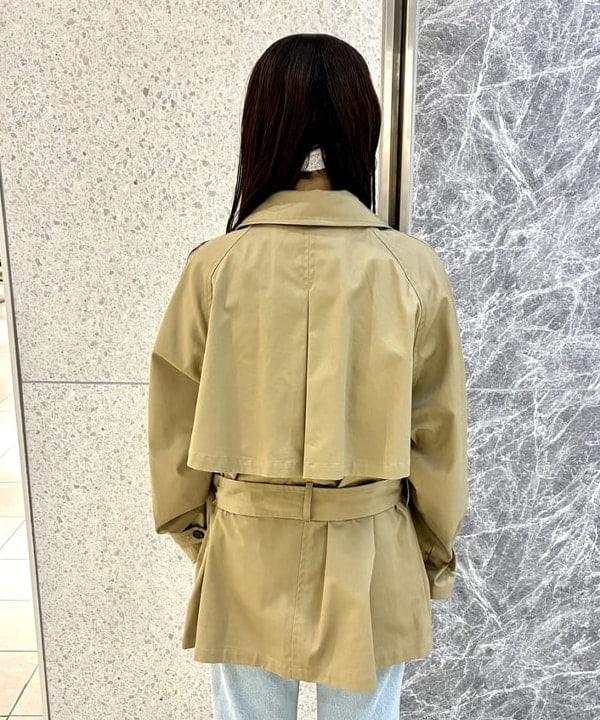 カタヤマ アヤさんの「BEAMS WOMEN｜オーバーサイズ ハーフ トレンチ コート」を使ったコーディネート