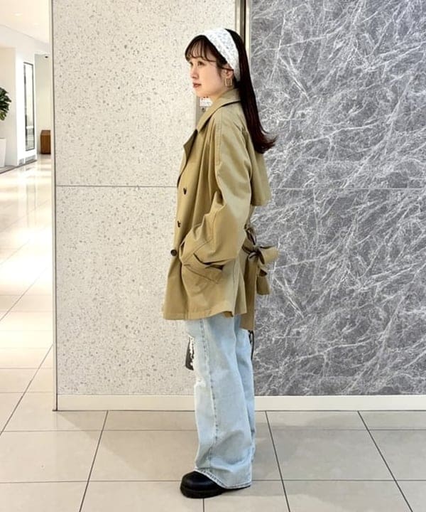 カタヤマ アヤさんの「BEAMS WOMEN｜オーバーサイズ ハーフ トレンチ コート」を使ったコーディネート