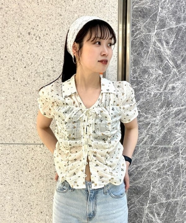 カタヤマ アヤさんの「BEAMS WOMEN｜オーバーサイズ ハーフ トレンチ コート」を使ったコーディネート