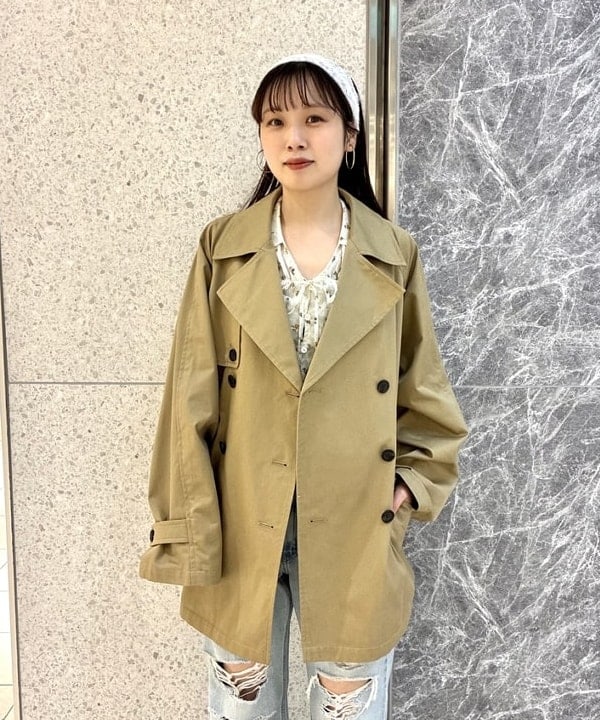 カタヤマ アヤさんの「BEAMS WOMEN｜オーバーサイズ ハーフ トレンチ コート」を使ったコーディネート