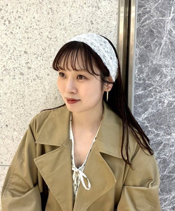 カタヤマ アヤさんの「BEAMS WOMEN｜オーバーサイズ ハーフ トレンチ コート」を使ったコーディネート