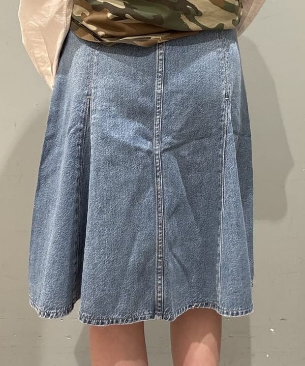 amiriさんの「BEAMS WOMEN｜LEVI&rsquo;S(R) / GODET KNEE LENGTH SKIRT」を使ったコーディネート