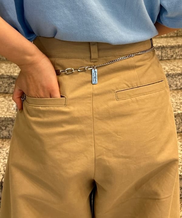 佐藤 亜美さんの「BEAMS WOMEN｜2タック カーブ バレル チノパンツ」を使ったコーディネート