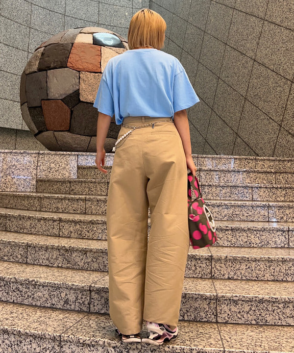 佐藤 亜美さんの「BEAMS WOMEN｜2タック カーブ バレル チノパンツ」を使ったコーディネート