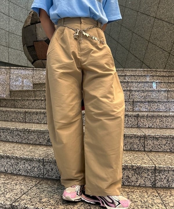 佐藤 亜美さんの「BEAMS WOMEN｜2タック カーブ バレル チノパンツ」を使ったコーディネート