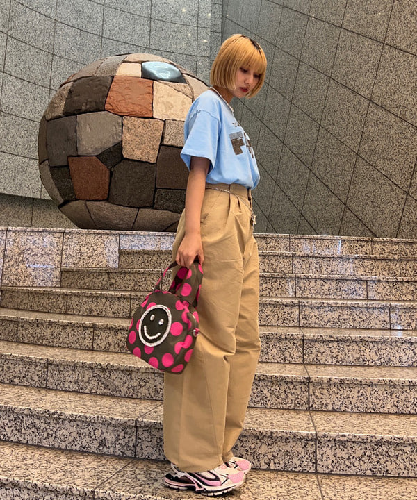 佐藤 亜美さんの「BEAMS WOMEN｜2タック カーブ バレル チノパンツ」を使ったコーディネート