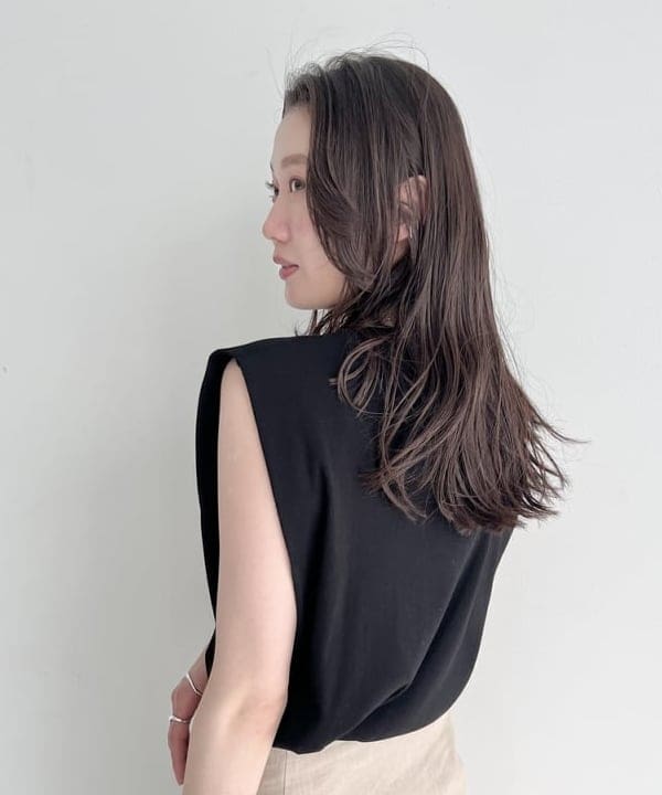 隈元 楓さんの「BEAMS WOMEN｜【別注】スタイリスト佐藤佳菜子 &times; SLOANE / リブ クルーネック フレンチスリーブ トップス」を使ったコーディネート