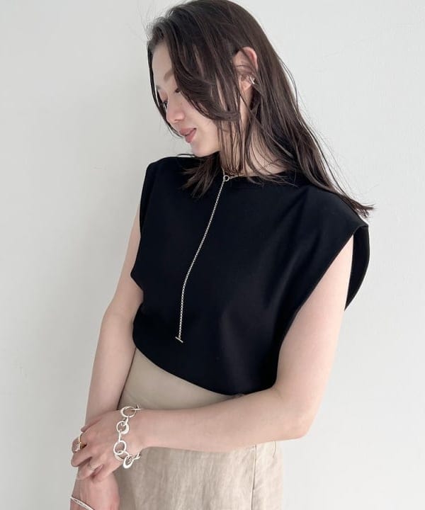 隈元 楓さんの「BEAMS WOMEN｜【別注】スタイリスト佐藤佳菜子 &times; SLOANE / リブ クルーネック フレンチスリーブ トップス」を使ったコーディネート