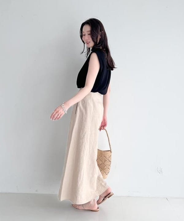 隈元 楓さんの「BEAMS WOMEN｜【別注】スタイリスト佐藤佳菜子 &times; SLOANE / リブ クルーネック フレンチスリーブ トップス」を使ったコーディネート