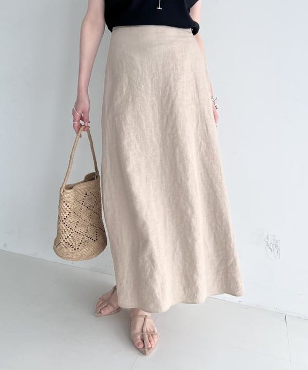 隈元 楓さんの「BEAMS WOMEN｜【別注】スタイリスト佐藤佳菜子 &times; SLOANE / リブ クルーネック フレンチスリーブ トップス」を使ったコーディネート