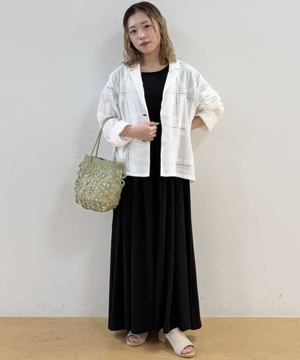 重たく見せない「黒」。刺繍レースのシャツを重ねて、季節感を呼び込んで