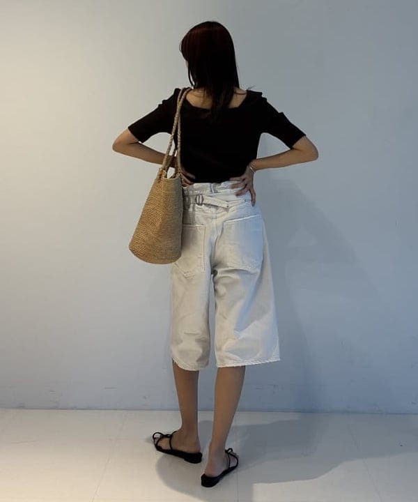 茂野 真楓さんの「BEAMS WOMEN｜【別注】スタイリスト佐藤佳菜子 &times; SLOANE / スクエアネック リブ Tシャツ」を使ったコーディネート