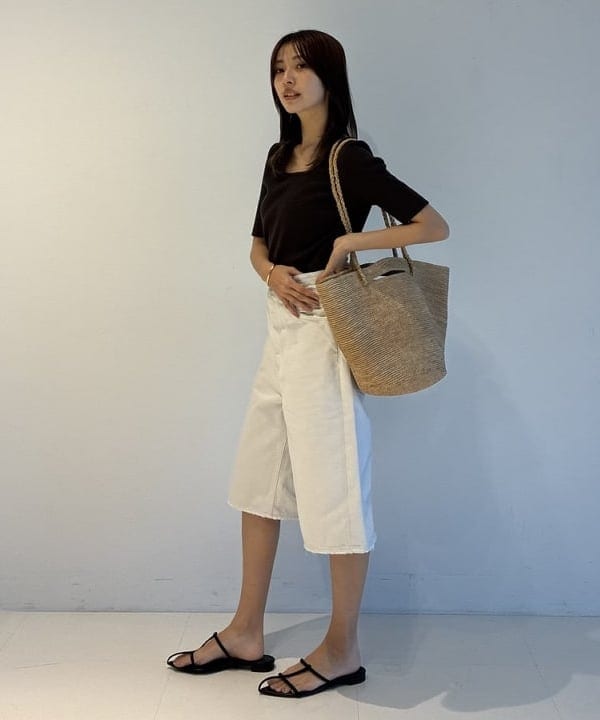 茂野 真楓さんの「BEAMS WOMEN｜【別注】スタイリスト佐藤佳菜子 &times; SLOANE / スクエアネック リブ Tシャツ」を使ったコーディネート